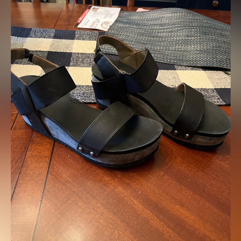 Black wedges
